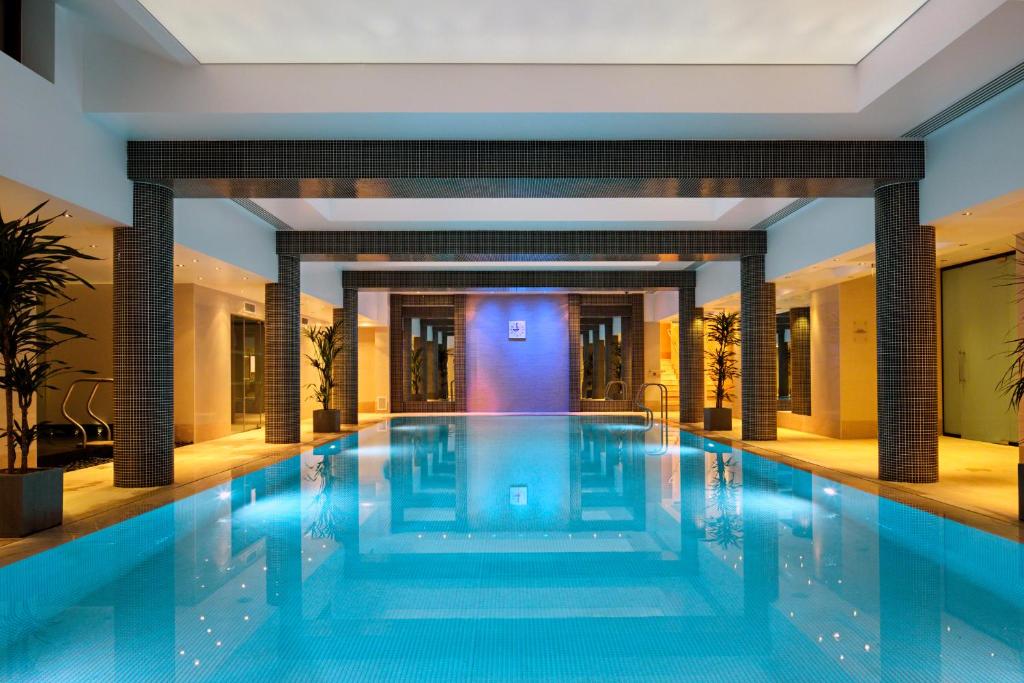 伦敦Leonardo Royal London St Paul’s的酒店大堂的大型游泳池