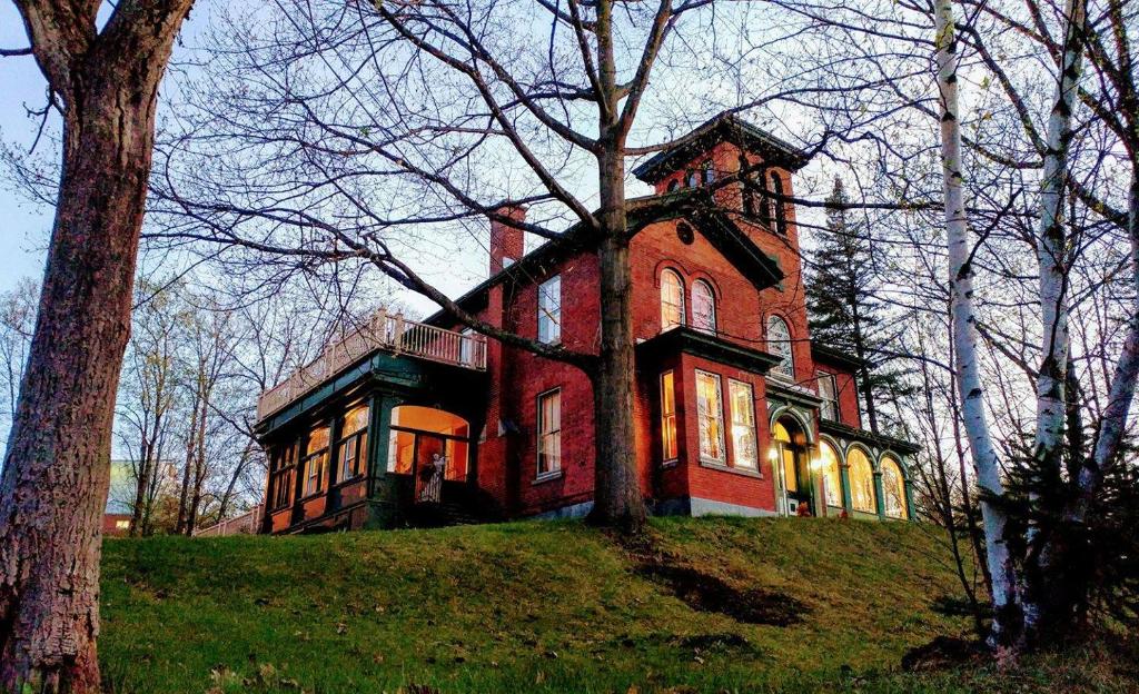 舍布鲁克加德岛住宿加早餐旅馆的山顶上一座大型红砖房子