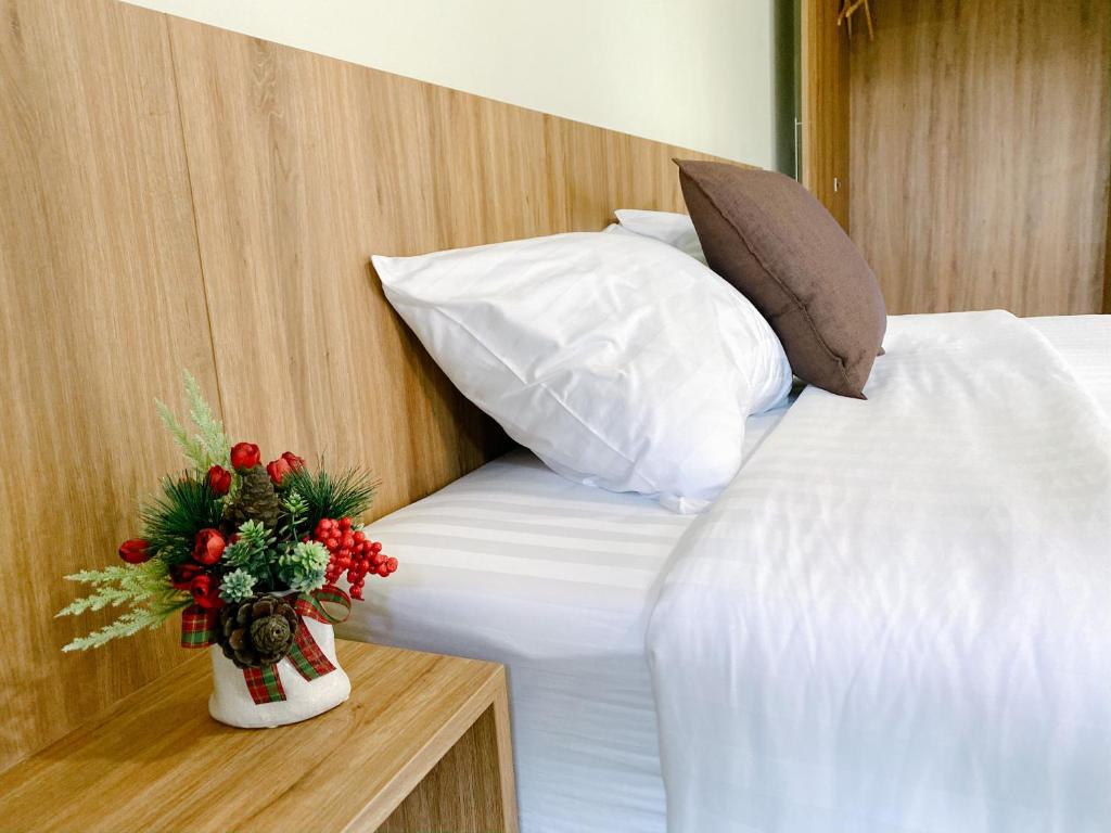 奈扬海滩Nai Yang Residence的一间卧室配有一张带圣诞装饰的床。
