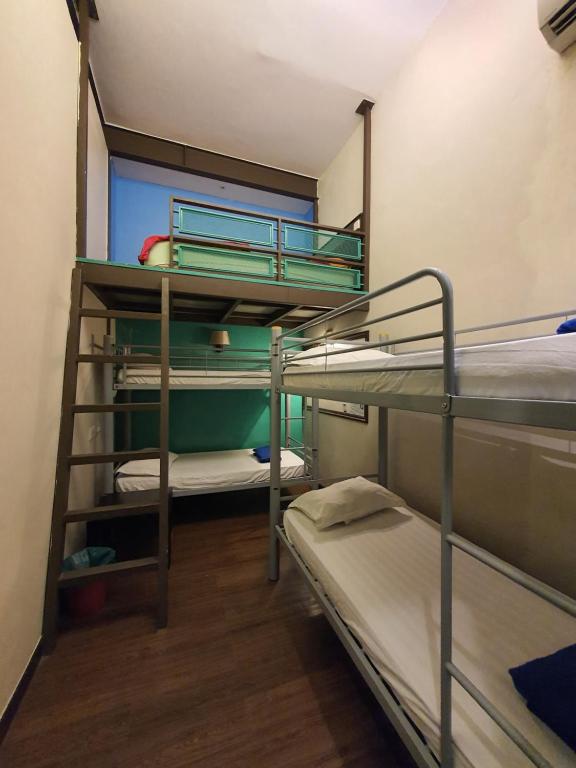 吉隆坡尚街旅游中心酒店的一间房间,设有三张双层床