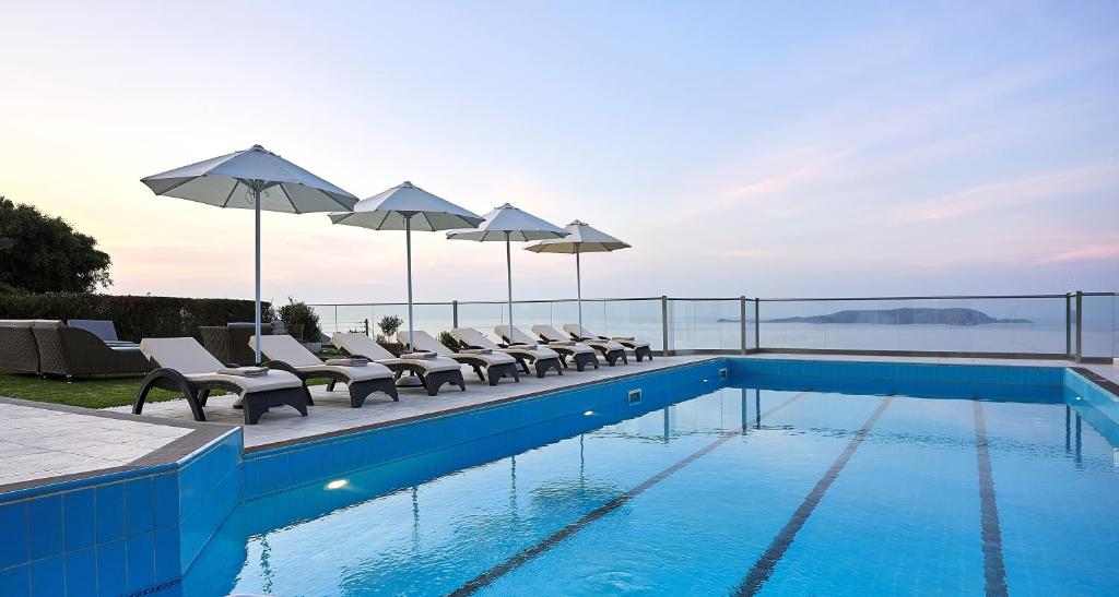 库基尼坎尼奥Villa Ada的一个带躺椅和遮阳伞的游泳池