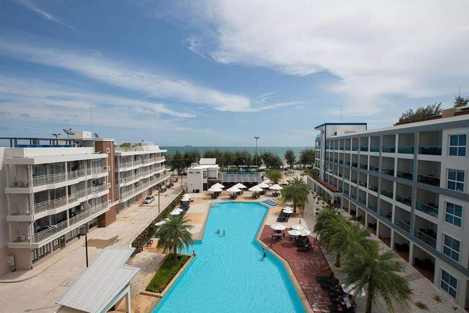 Ban Tha FatGrandBlue Condominium Sea View的享有酒店游泳池的顶部景色