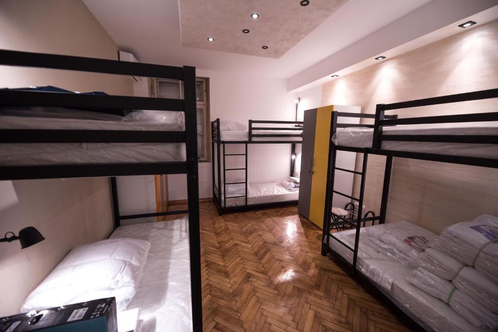 尼克希奇Hostel Evropa的一间设有三张双层床的客房