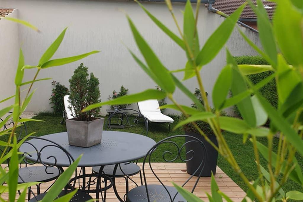 博讷clos des mûriers的庭院配有桌椅和植物