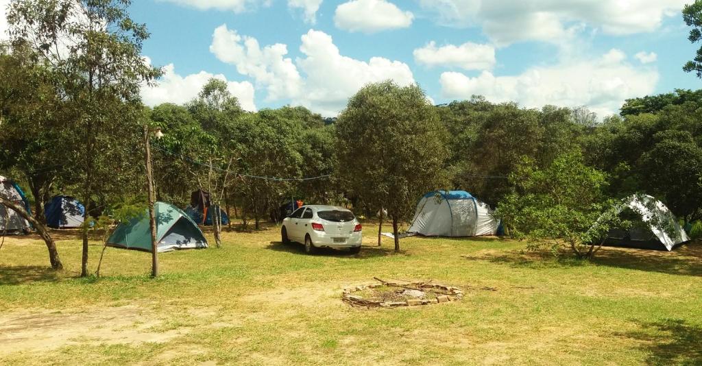 圣托梅-达斯莱特拉斯Camping do Delei的一群帐篷和停在田野里的一辆汽车