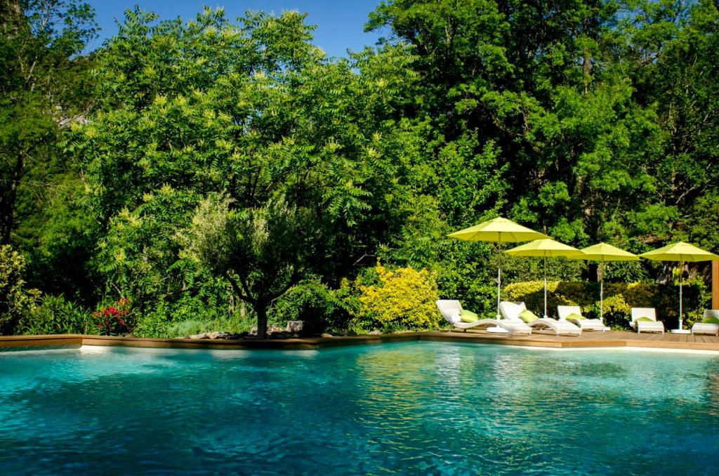 Madières榭托森酒店的一个带躺椅和遮阳伞的游泳池