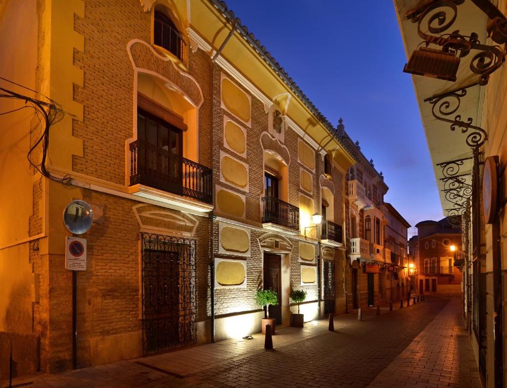 穆拉La Casa de los Coy的老城区一条空的街道