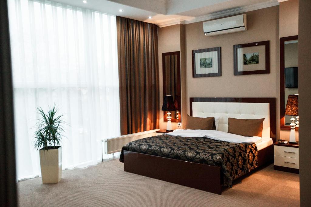 切尔尼维特斯阿尔巴特酒店客房内的一张或多张床位