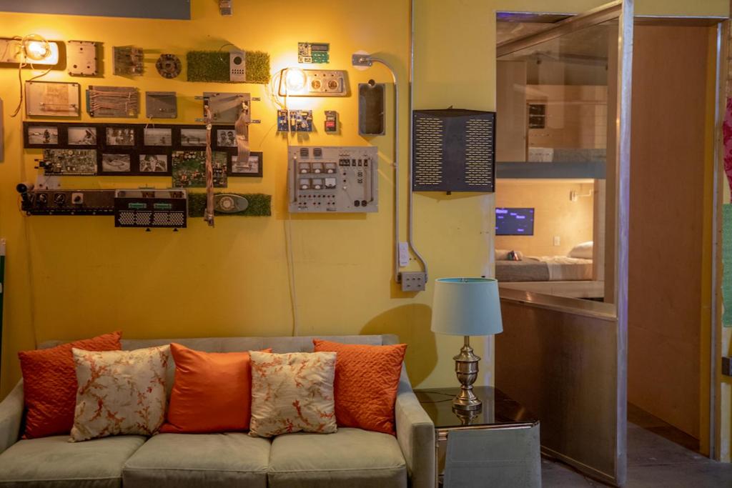 圣地亚哥PodShare San Diego的客厅配有带橙色枕头的沙发