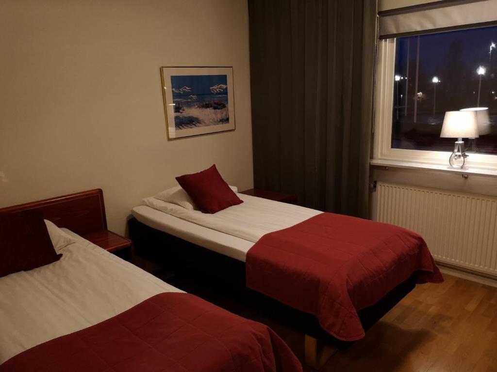 安德什托普奥森酒店的酒店客房设有两张床和窗户。