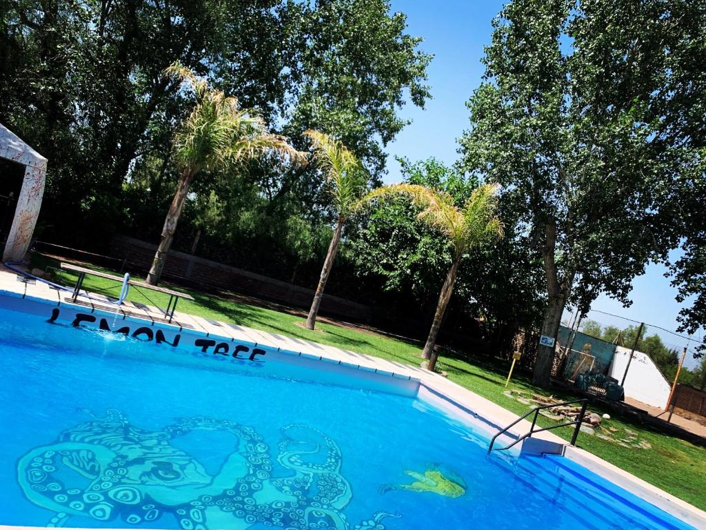 维斯塔尔巴Lemon Tree Hostel的一座大型蓝色游泳池,上面有标志