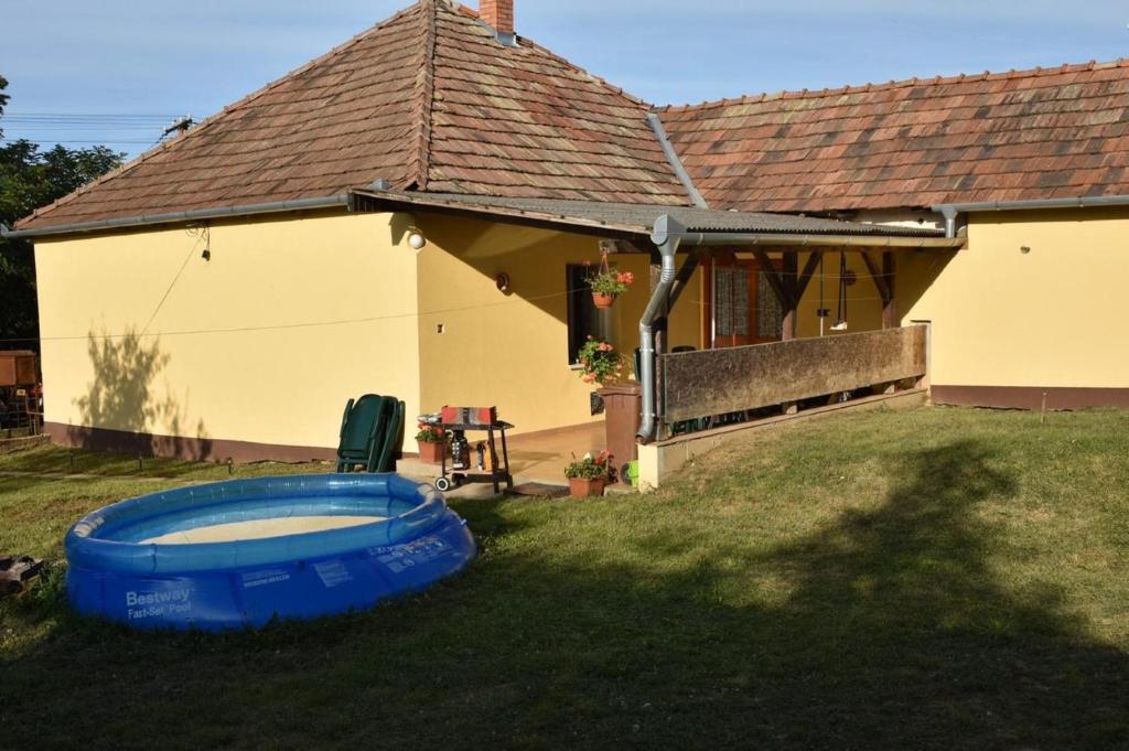 KeszegHuszár Tanya的庭院中带游泳池的房子