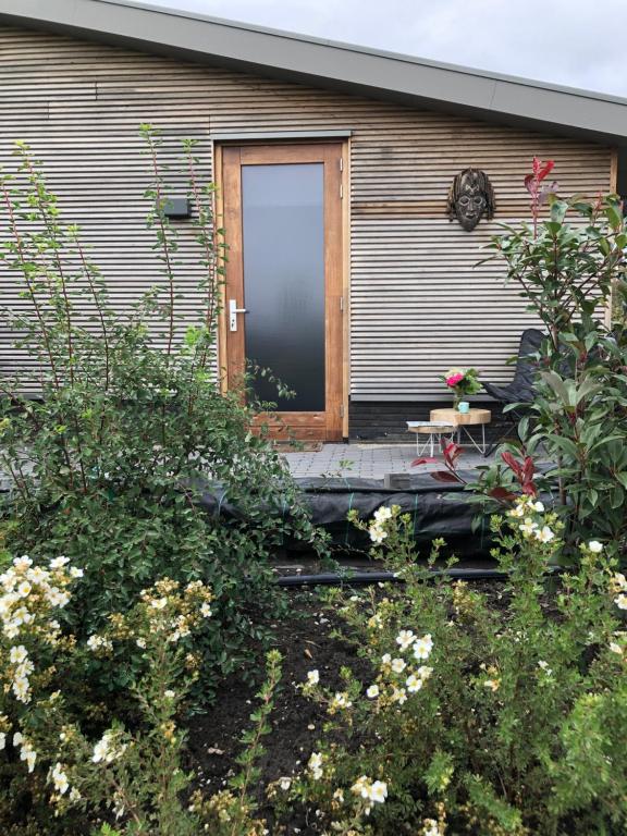 梅珀尔De Susel的房屋的前门,有桌子和鲜花