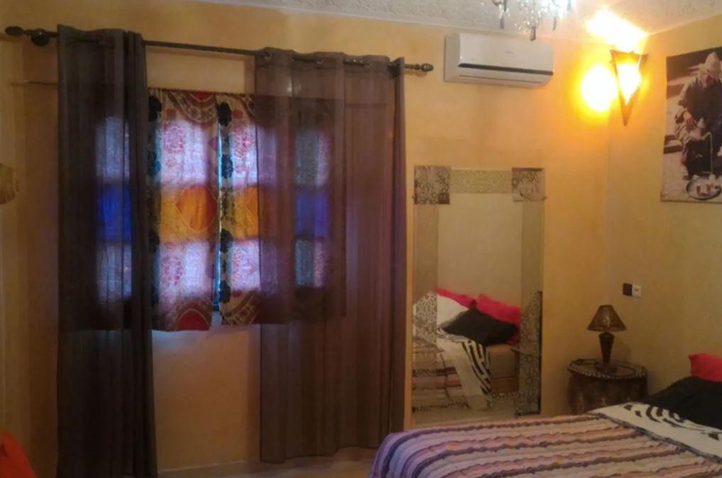 马拉喀什Maison Zaitouna的一间卧室配有一张床和一面大镜子