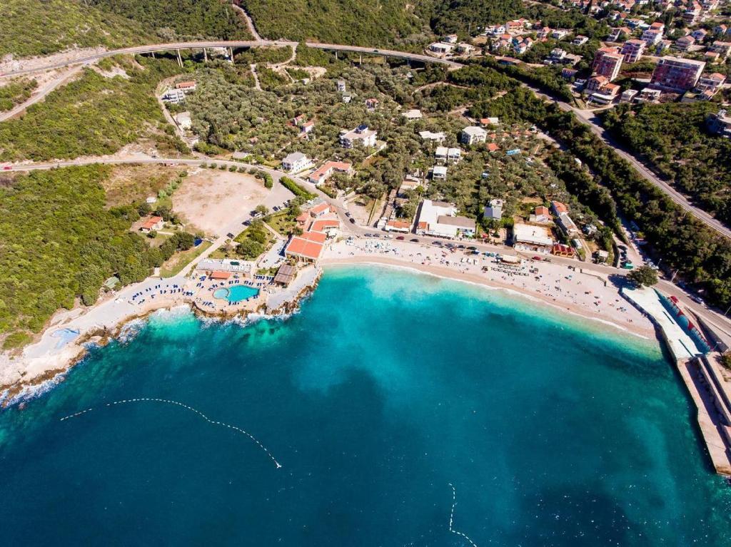 尤塔哈Villa Perla的享有蓝色海水海滩的空中景致