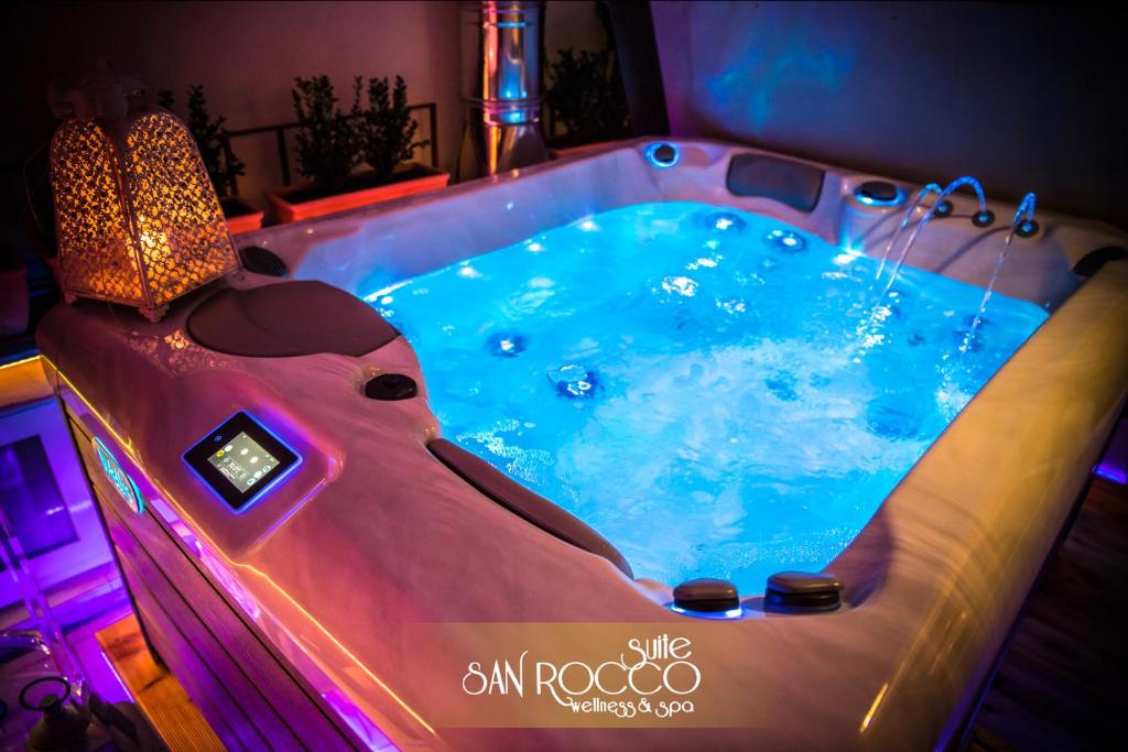 鲁沃迪普利亚Suite San Rocco Wellness&Spa的客厅设有按摩浴缸,配有家具