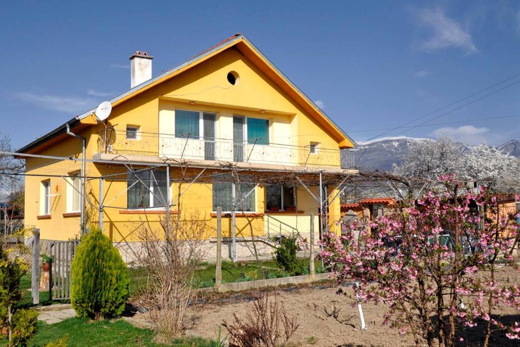 GabarevoВила в с. Габарево, Долината на Розите.的前面有栅栏的黄色房子
