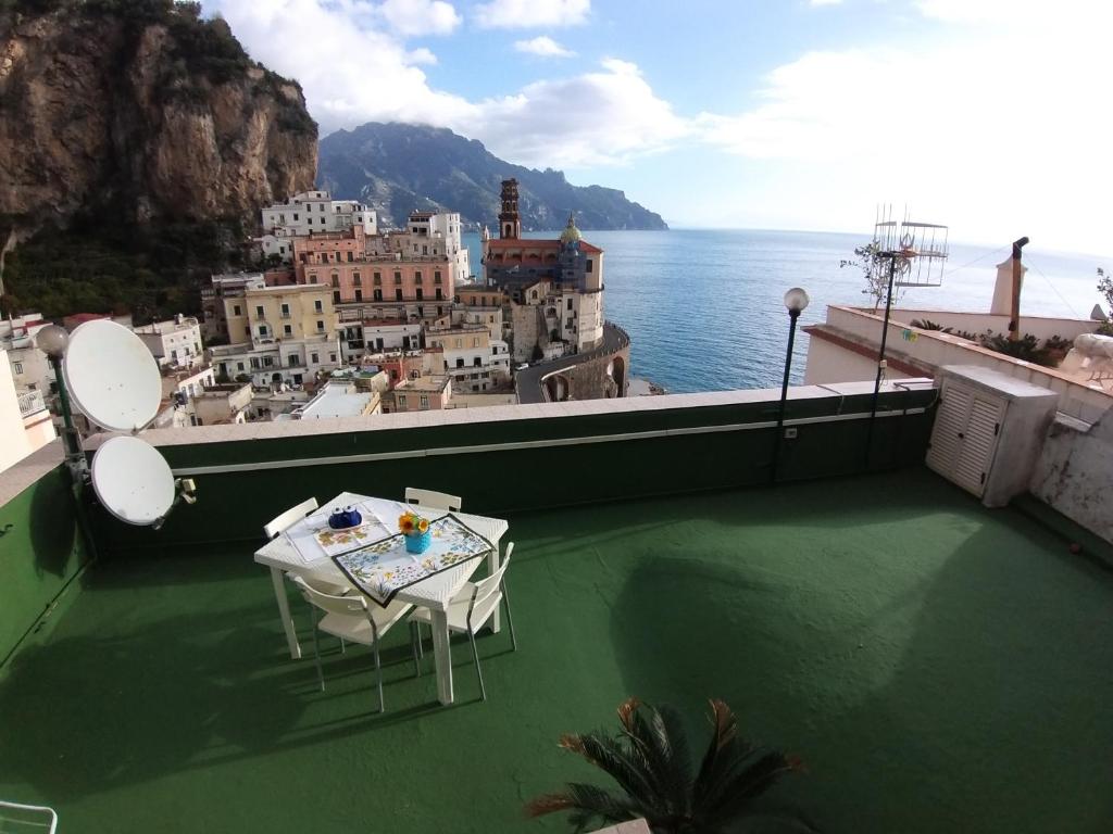 阿特拉尼Casa Eden的海景阳台上的桌椅