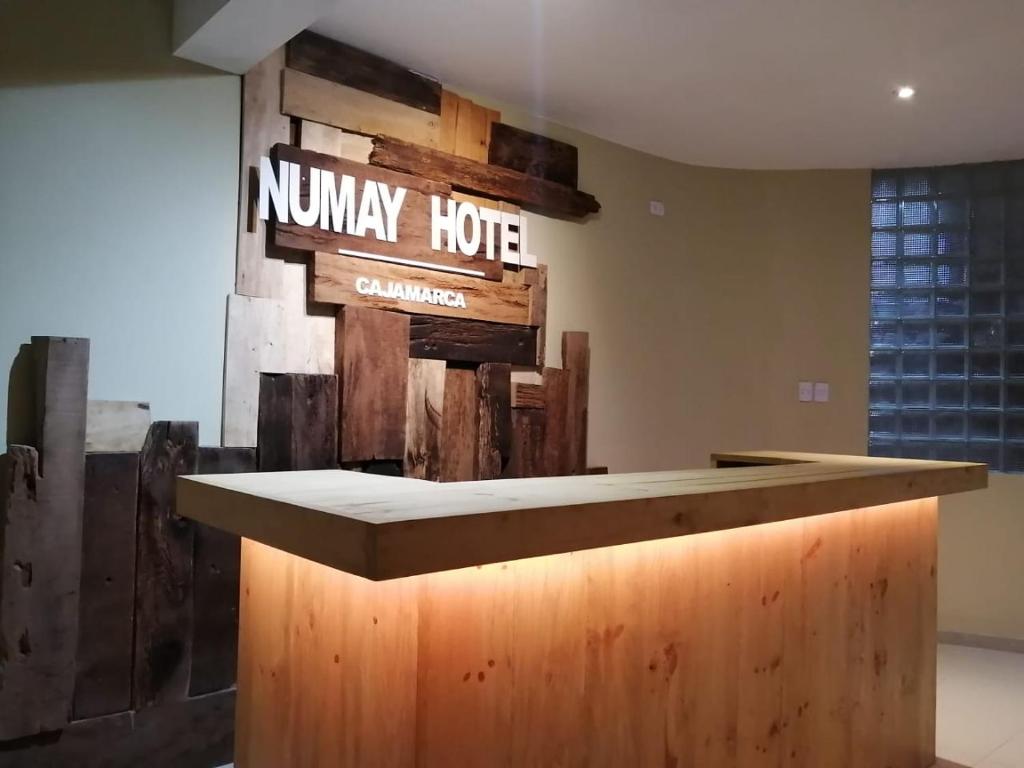 卡哈马卡Hotel NUMAY的厨房配有墙上标牌的柜台