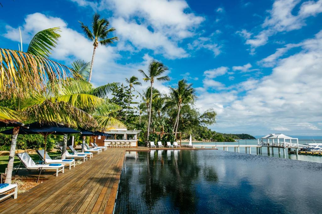 Orpheus IslandOrpheus Island Lodge的一个带躺椅的度假村游泳池,享有海景