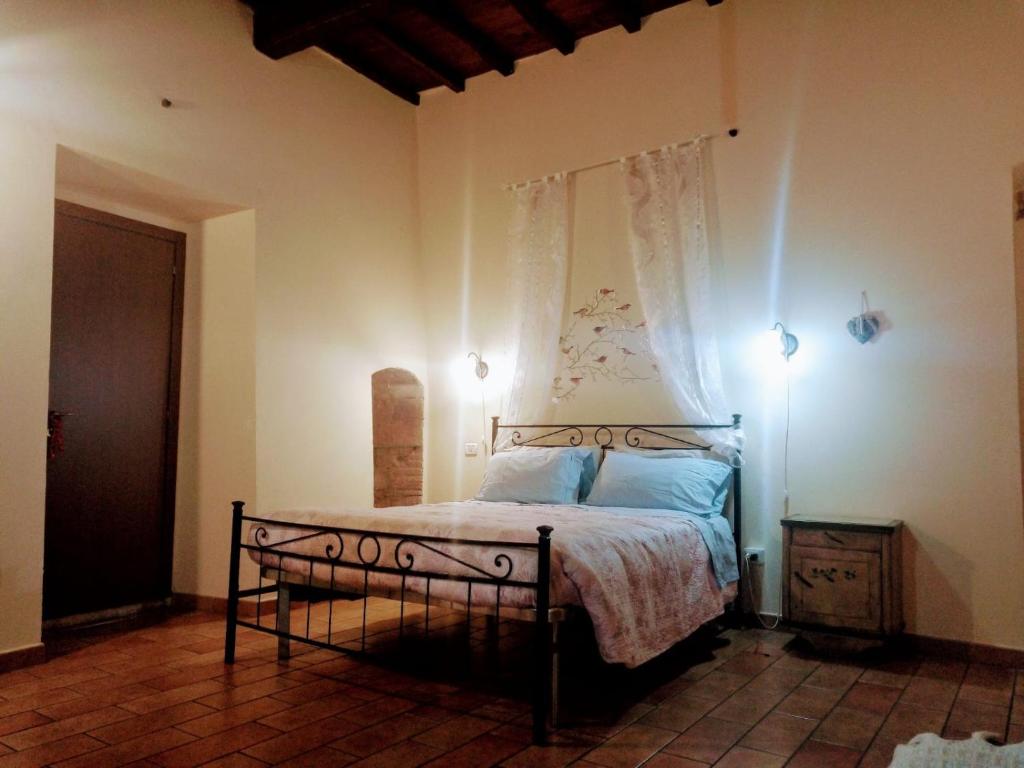 斯波莱托Appartamento via della Posterna Spoletium的一间卧室配有一张带蓝色床单的床和一扇窗户。