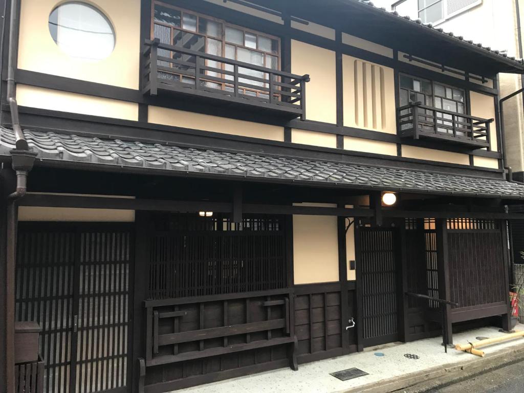 京都京ﾉ家 五条西洞院的带阳台的黑白色建筑
