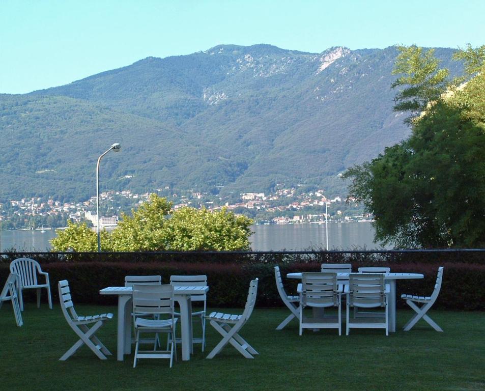 韦尔巴尼亚Tre ponti monolocale的一组以山为背景的桌椅
