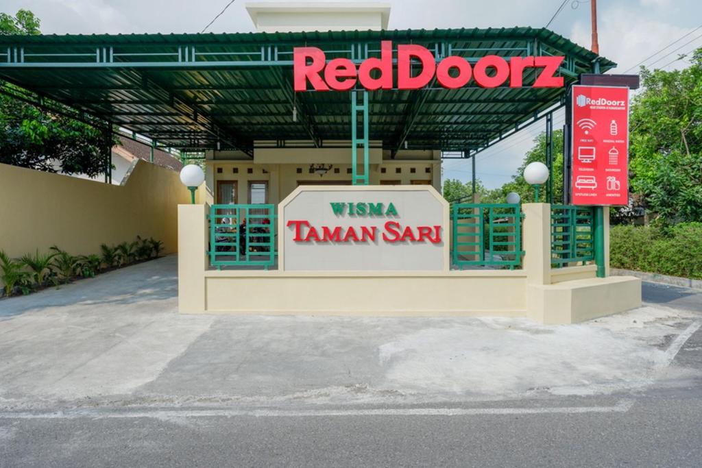 KaranganyarRedDoorz near Stadion 45 Karanganyar的大楼内有红色门标的餐厅