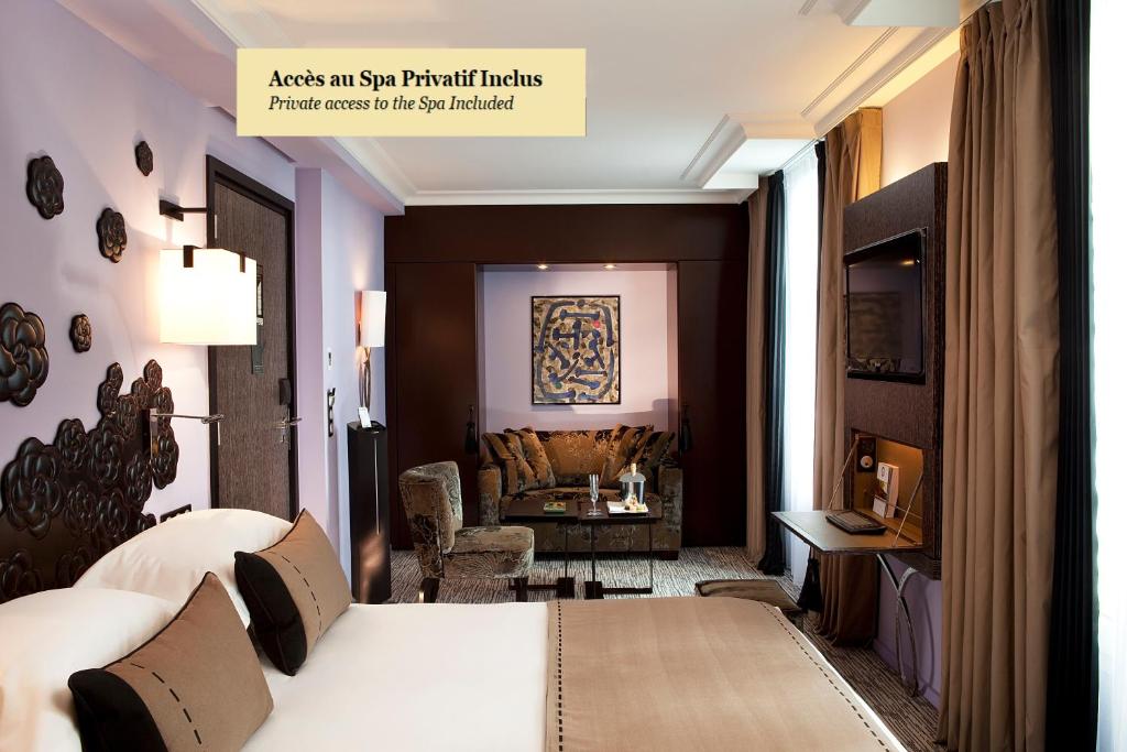 巴黎花园别墅酒店的配有一张床和一把椅子的酒店客房