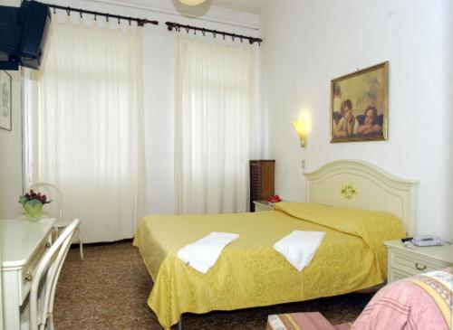 威尼斯安沃酒店的卧室里设有一张黄色的床