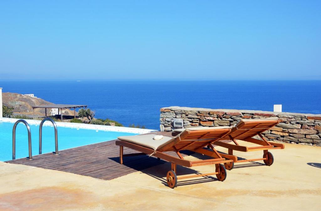 奥齐亚斯Stylish stone villa with a swimming pool, sea view and large terrace, ideal for a family or a group of friends的游泳池旁的桌椅