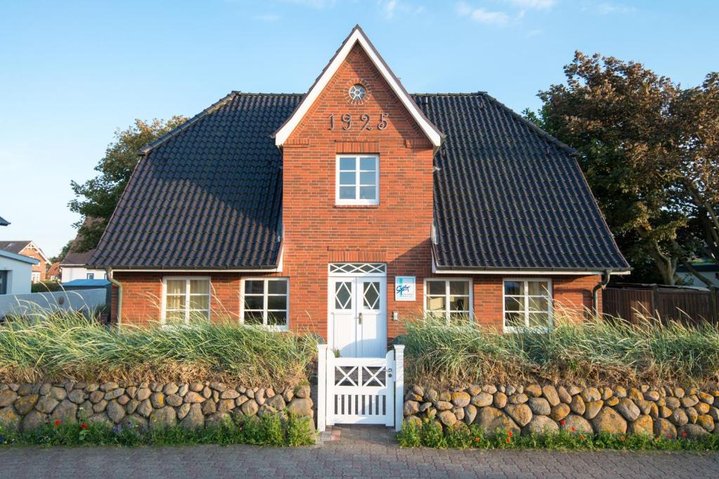 韦斯特兰Sylt Island House的黑色屋顶红砖房子