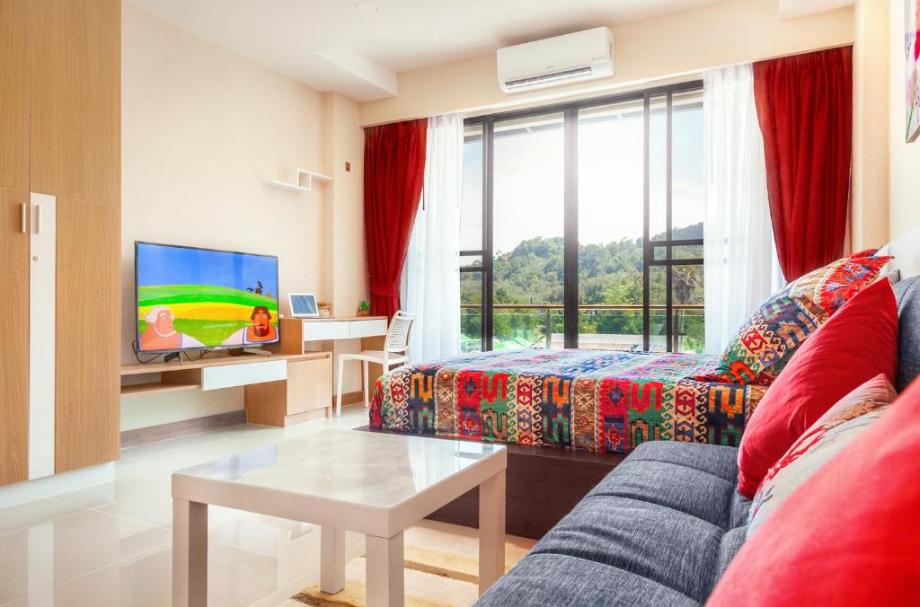 奈通海滩The Nai Thon Condominium Unit的带沙发和电视的客厅