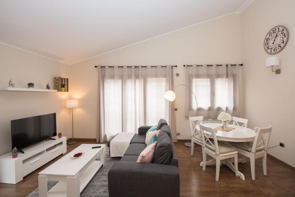 博尔德斯·代瓦里拉Apartamento cerca de Pistas的客厅配有沙发和桌子