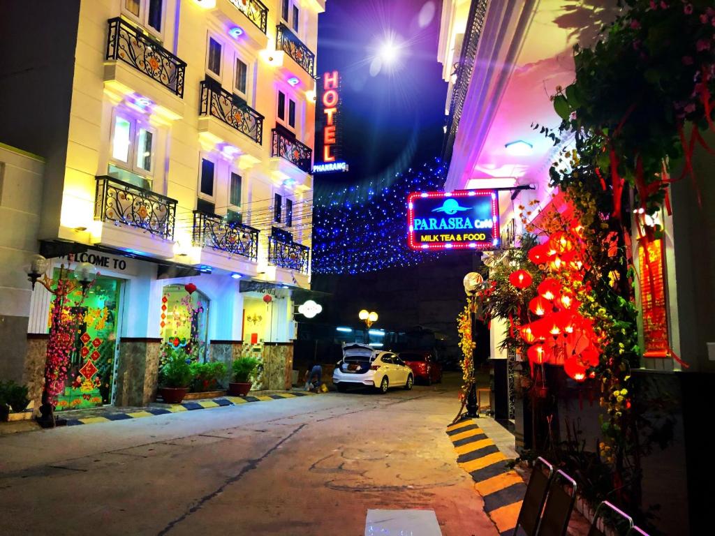 潘郎藩朗酒店的城市街道,晚上有圣诞灯