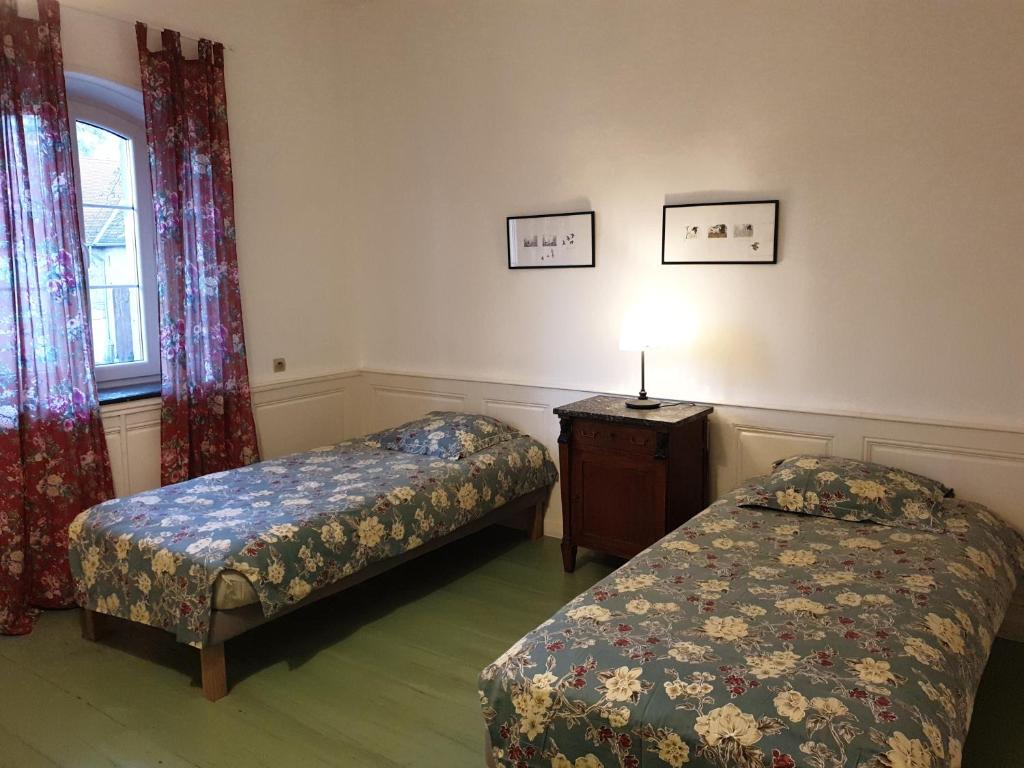 ÉvrangeLes chambres de Preisch的客房设有两张床和窗户。