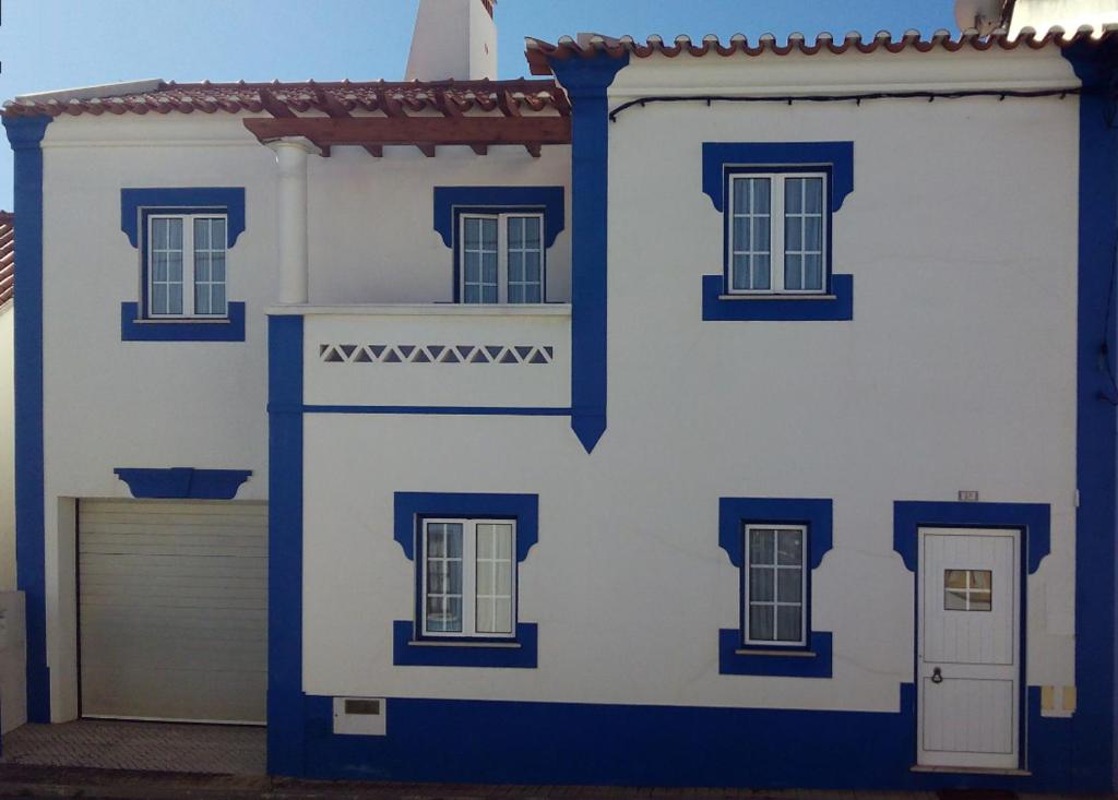 米尔芳提斯城CASA DA BARRA AZUL by Stay in Alentejo的蓝色和白色的房子,设有门窗