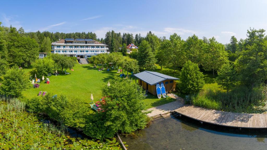 圣卡尼兹克洛彭尼斯湖畔酒店的享有公园的空中景色,设有一座建筑和一条河流