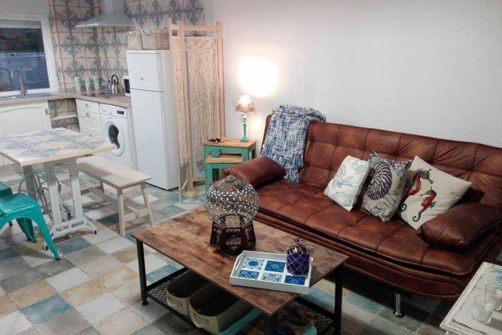 洛斯卡尼奥斯德梅卡Arabias Loft Caños de Meca的客厅配有棕色沙发和桌子