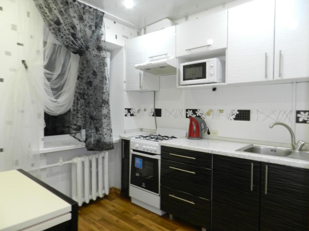 2-room Apartment on Nezalezhnoi Ukrainy Street 59, by GrandHome的厨房或小厨房