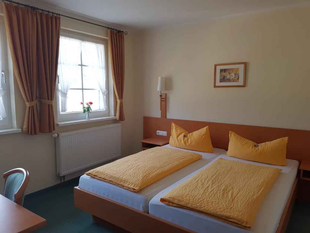 库洛特拉森Eisenbahnwelten的酒店客房设有两张床和窗户。