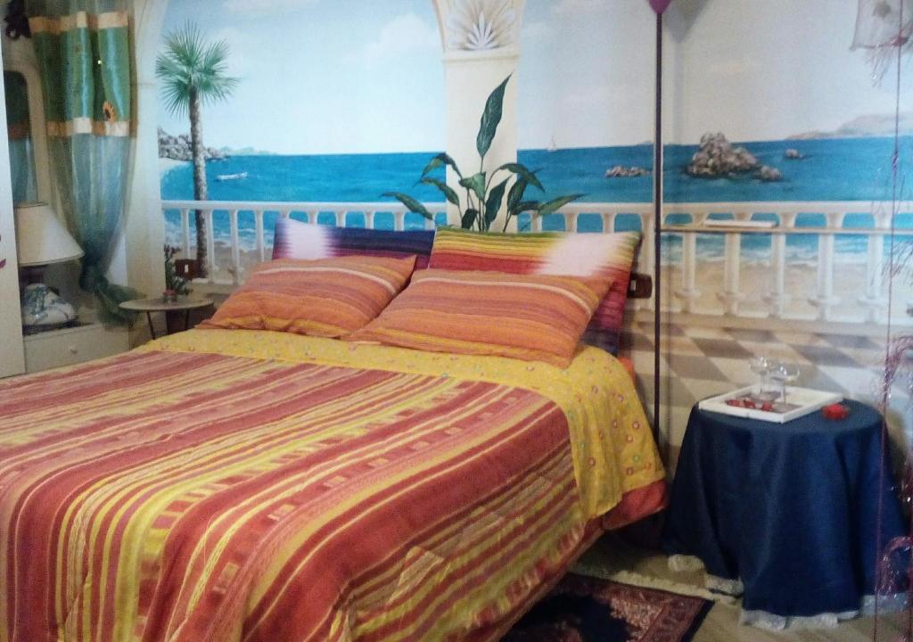 FalvaterraB&b Fabra Casa Mia e non solo的一间卧室配有一张壁画床