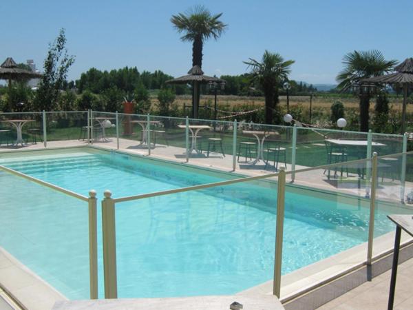 法恩莎洛坎达德鲁珀酒店的一个带桌椅的大型蓝色游泳池
