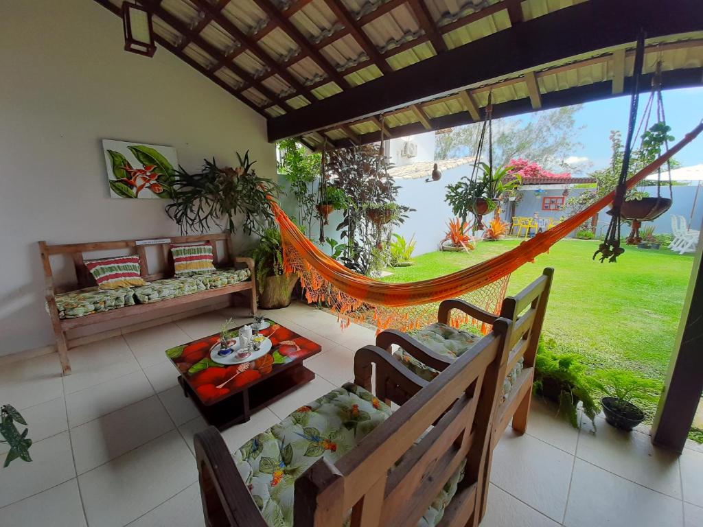 卡波布里奥Casa na Praia do Foguete的享有庭院景致的客房内的吊床
