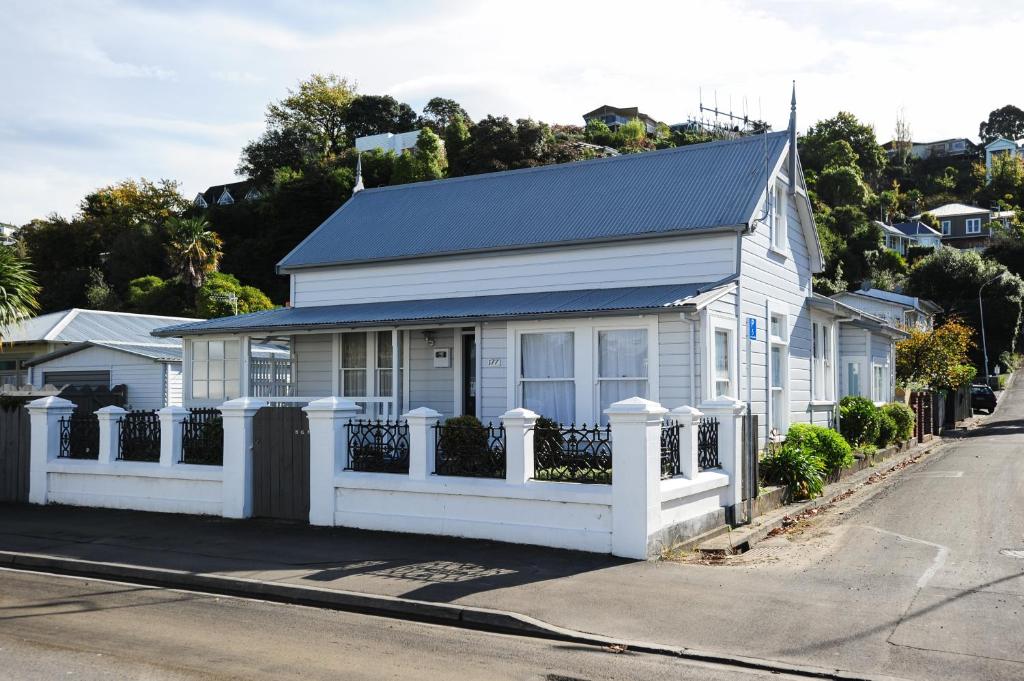纳皮尔Puriri Downtown Villa - Napier Holiday Home的白色的房子,在街上有白色的围栏