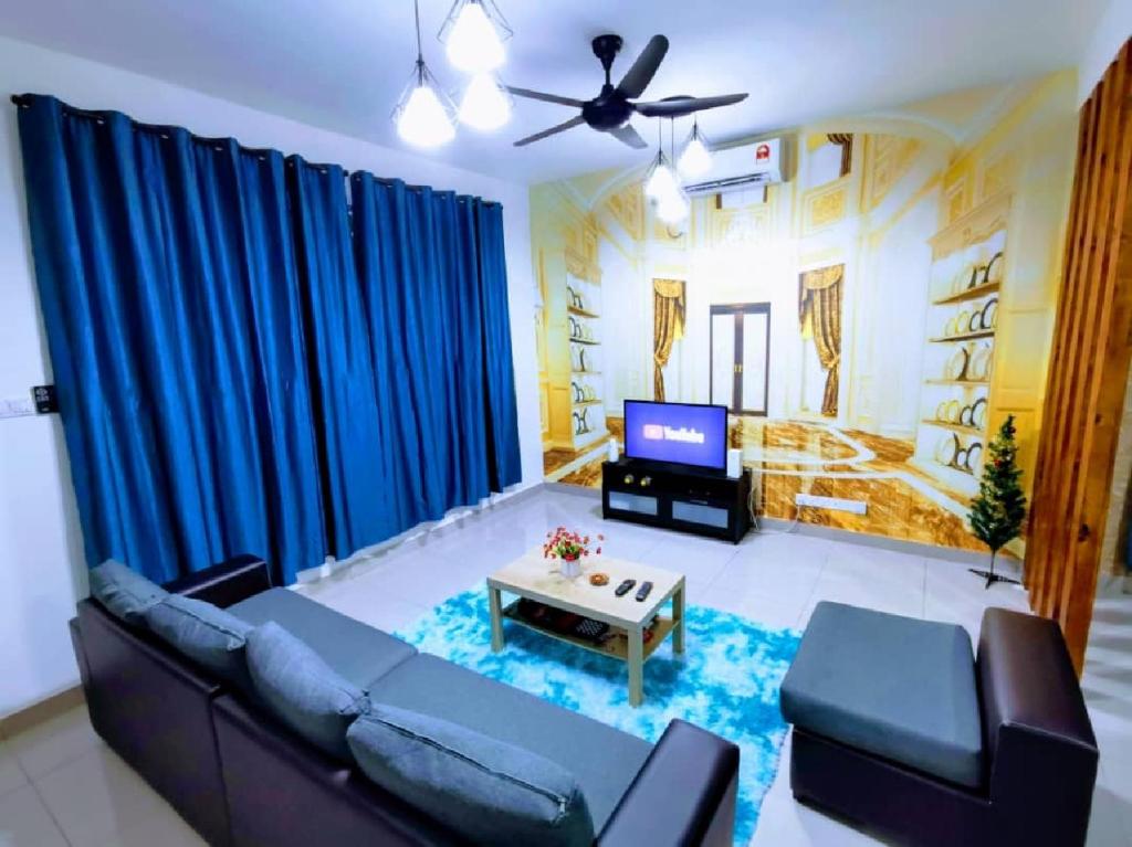 康卡尔切马拉Entire House Best Desaru Beach & Bandar Penawar Homestay Waterpark Instamass的客厅配有蓝色的沙发和桌子