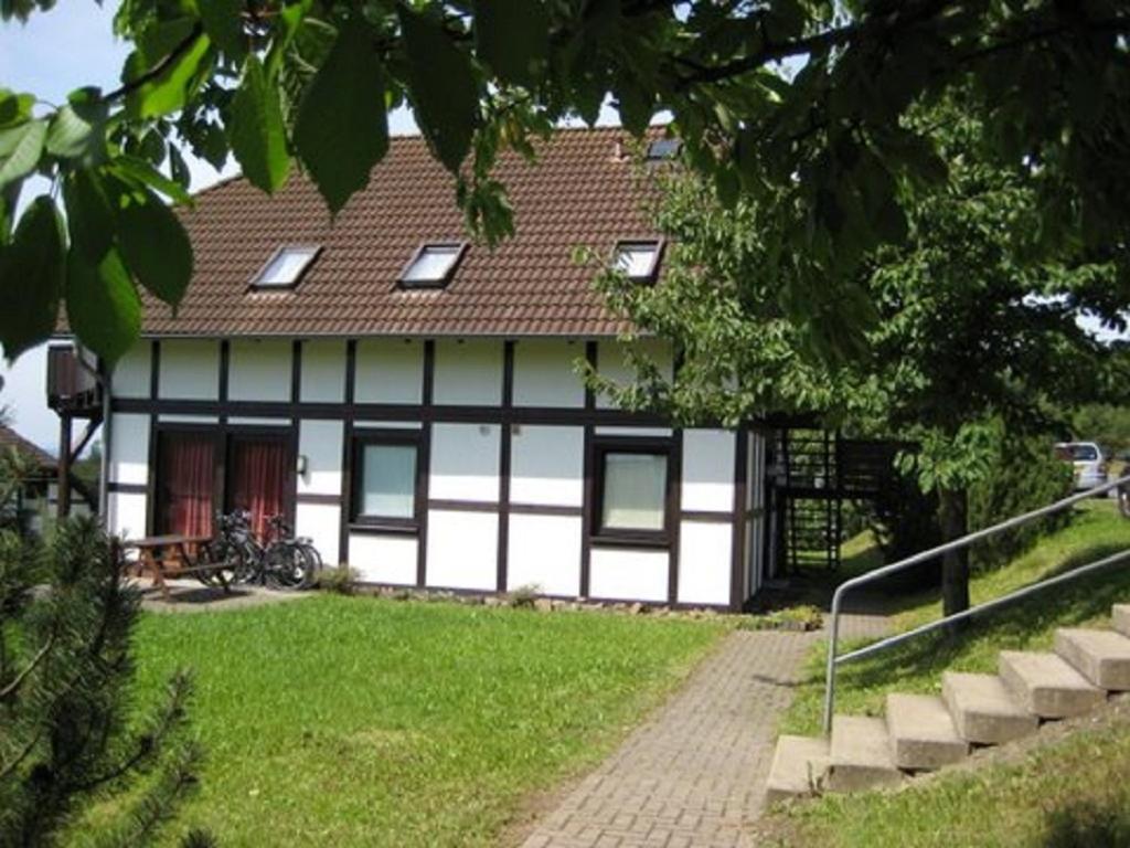 弗兰克瑙Am Sternberg 211的白色和黑色的房屋,有红色屋顶