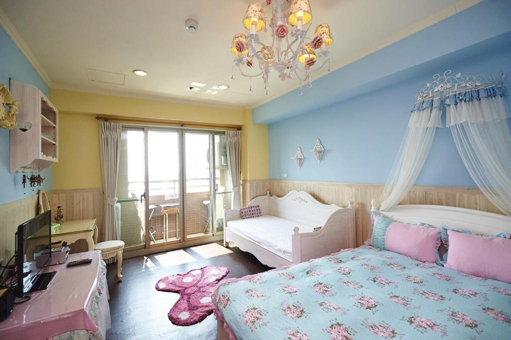 高雄摩天海灣商旅的一间卧室配有一张床和一个吊灯