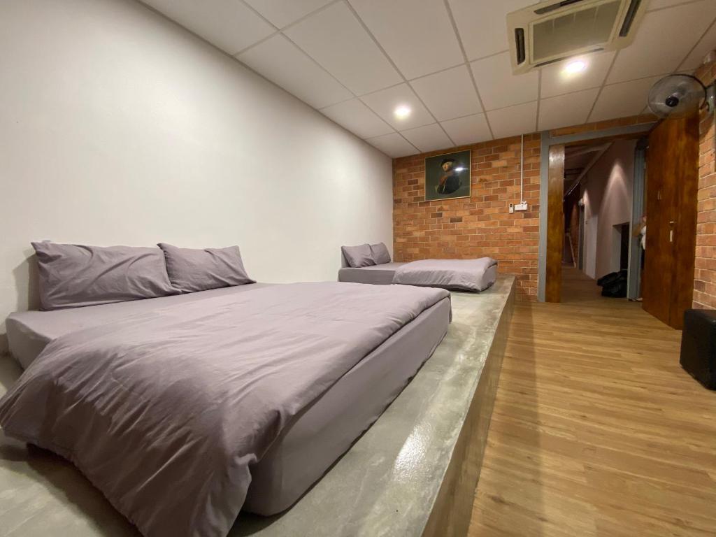 怡保UrbanStay Industrial的一间卧室,卧室内配有一张大床