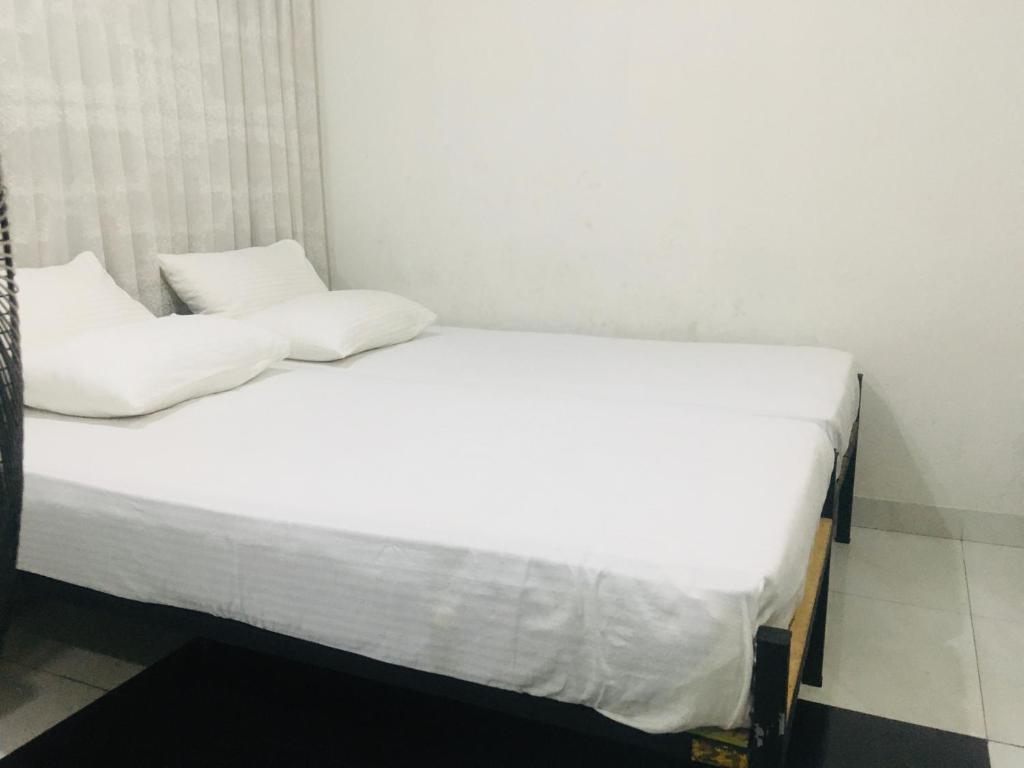 康提View City Point的配有2张床的带白色床单和枕头的客房